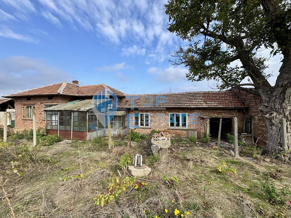 Тухлена къща с голям двор в село Недан, област Велико Търново