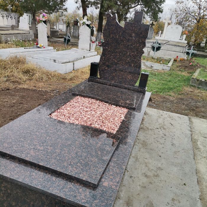 Monumente funerare