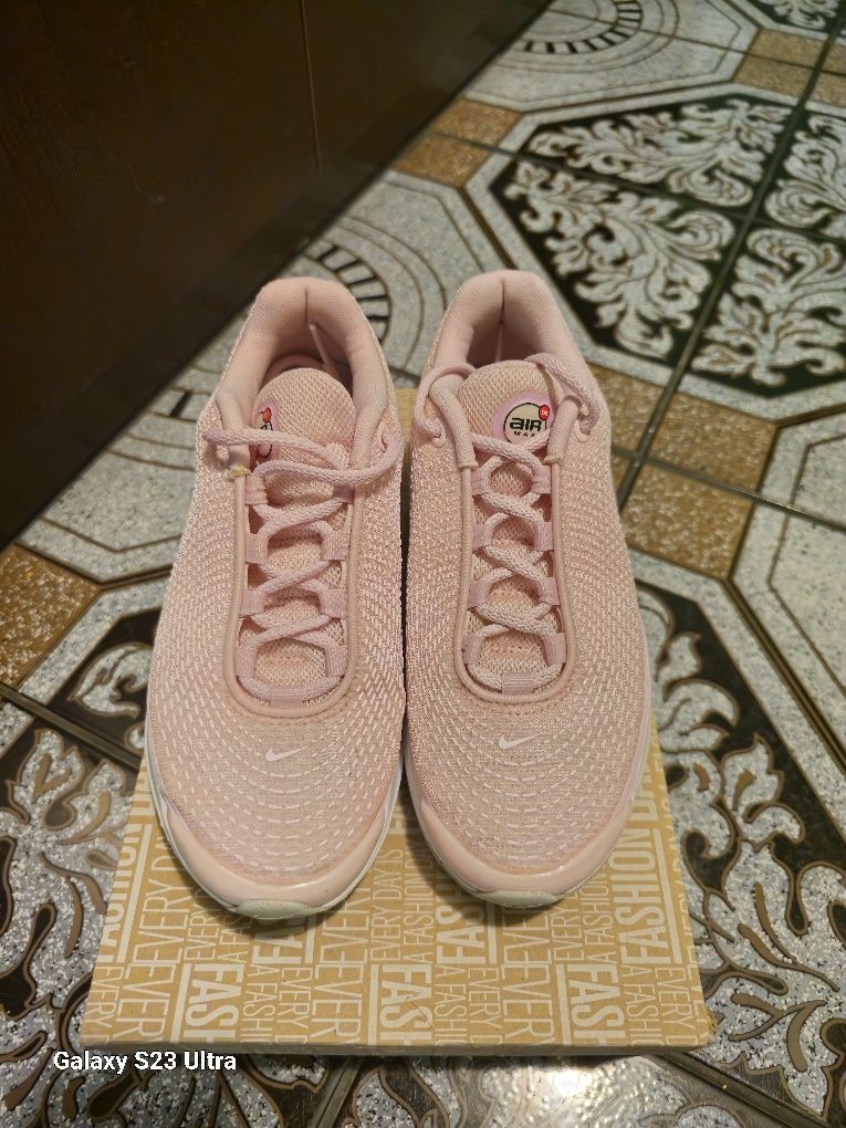 Оригинални маратонки Nike DN