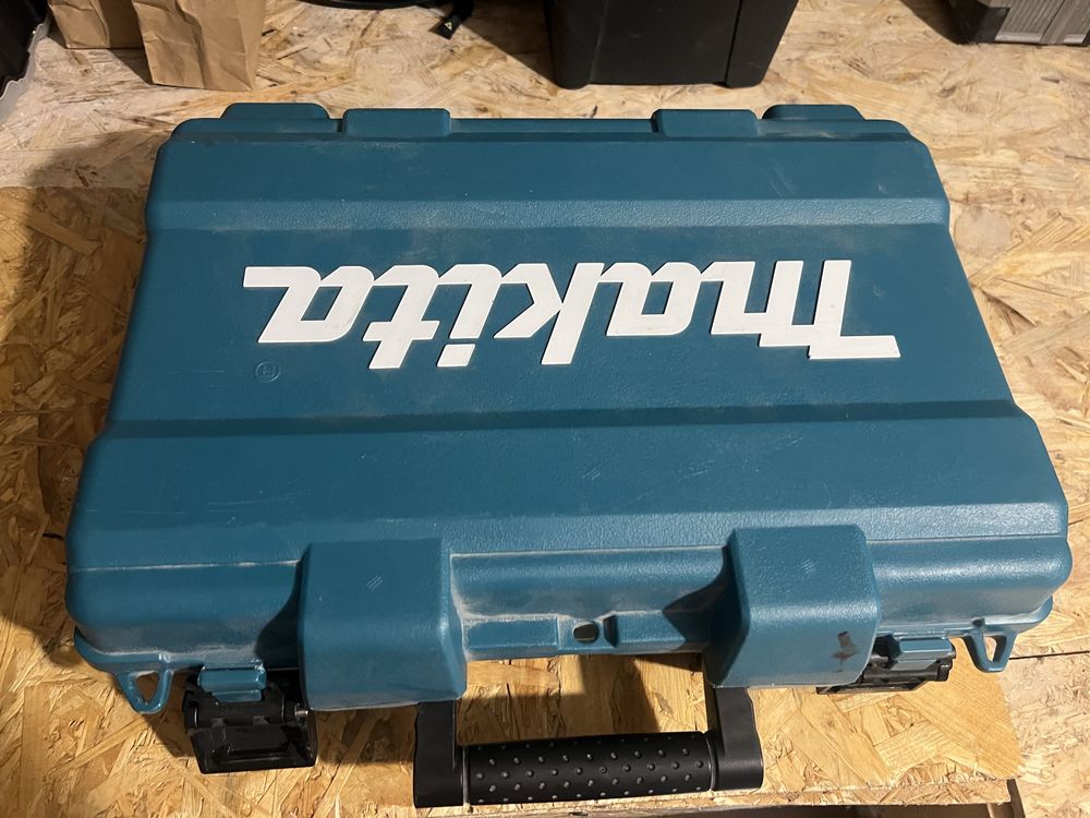 Set Bormasina Makita pe acumulatori