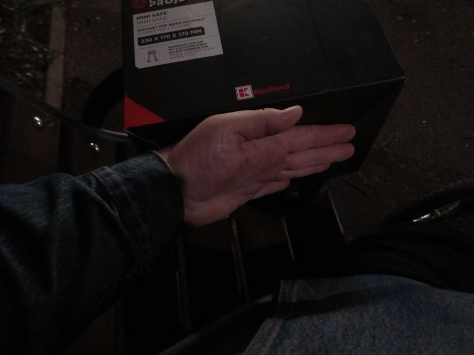 Seif metalic cu 2chei,nou, sigilat,negru, trimit