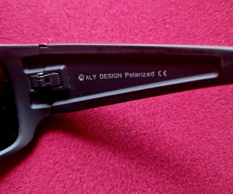 Ochelari de soare, polarizati, culoare neagră, săculeț de transport