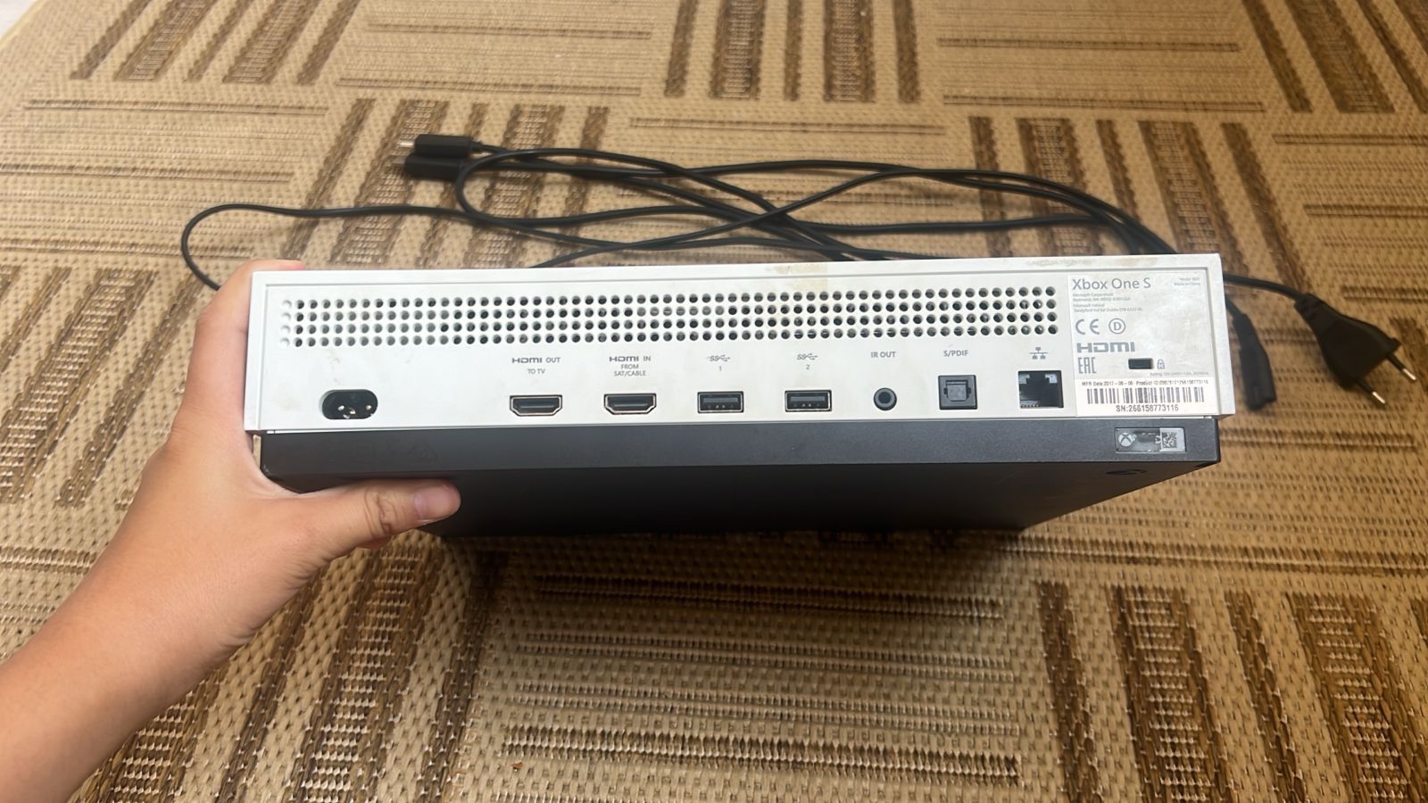 Продаю xbox one  с джостикам
