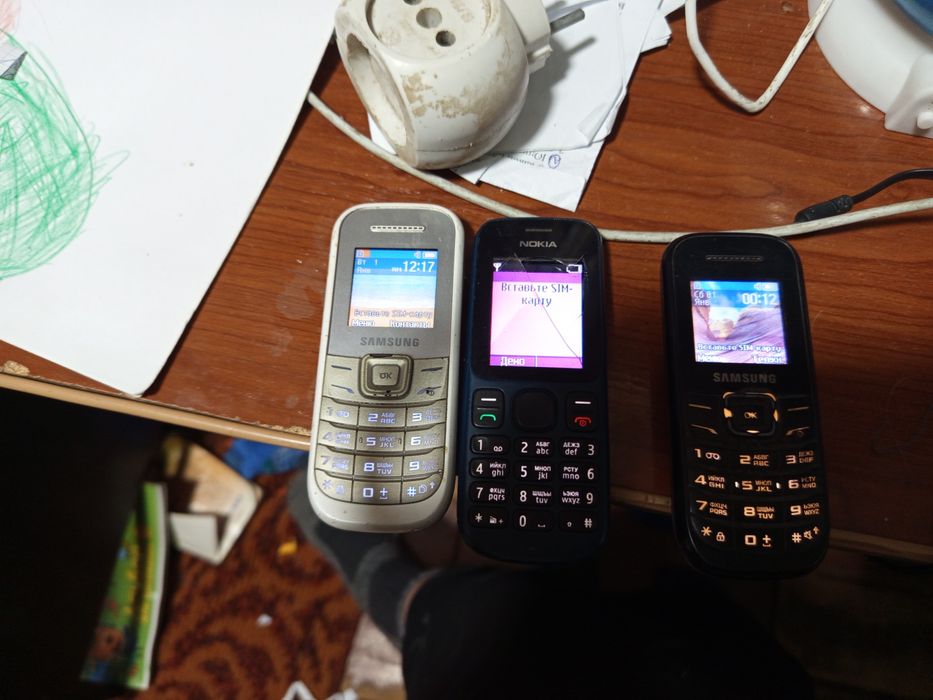 Продам 3 кнопочных телефонов