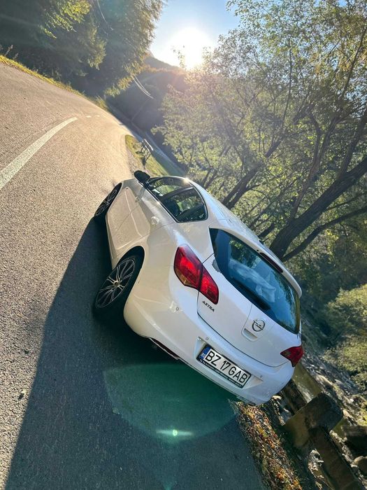 Opel Astra J 1.6 Benzină / 2009 / 105 CP / Preț bun