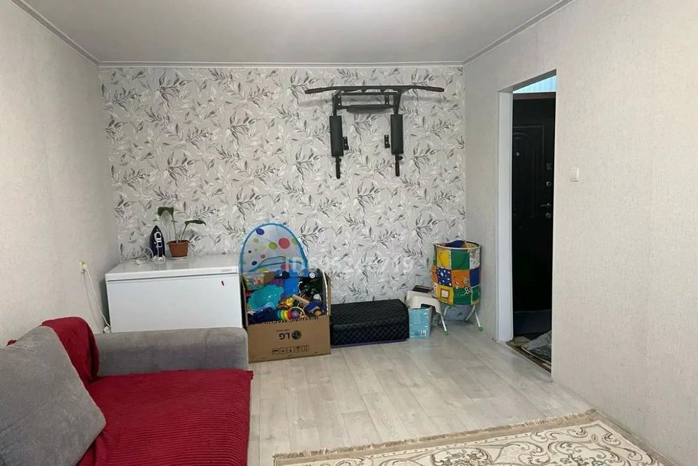 Продам 2 комнатную квартиру, район 8 школы!