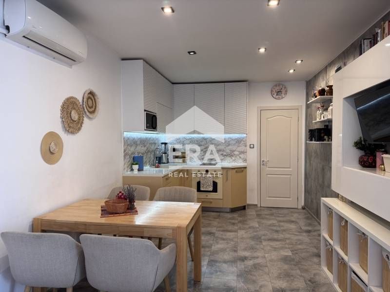 Ексклузивен просторен двустаен обзаведен апартамент за продажба, район