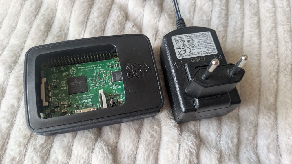 Raspberry PI 3 (платка + кутийка + адаптер)