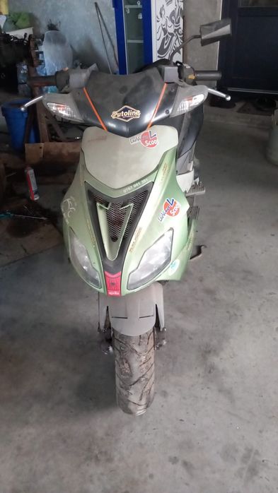 scuter apriliea este schimbat setul  am mai multe scutere mai inf la