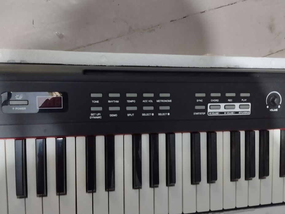 Продам синтезатор б/у. Использовался примерно месяц