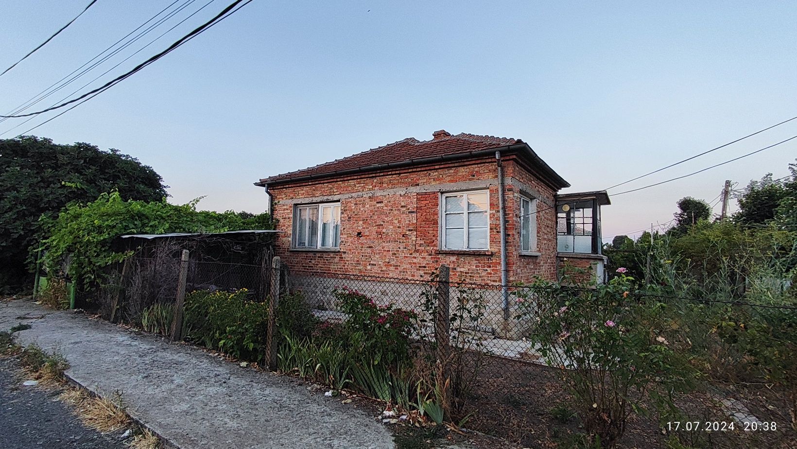 Къща за продажба гр. Камено, две сгради, гараж и двор УПИ 630 кв.м,  Р