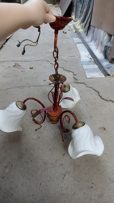 Люстра б у в рабочем состоянии отдам за бутылку масла