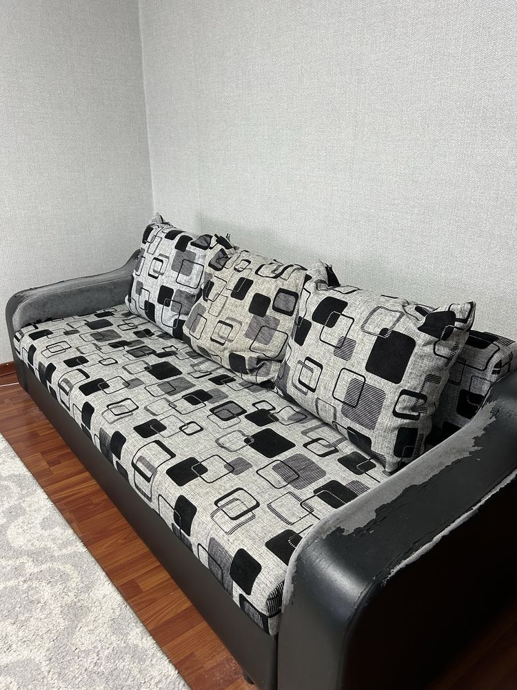 Продам диван б/у  (механизм тик -так в отл сост) с яшиками.30000тысяч