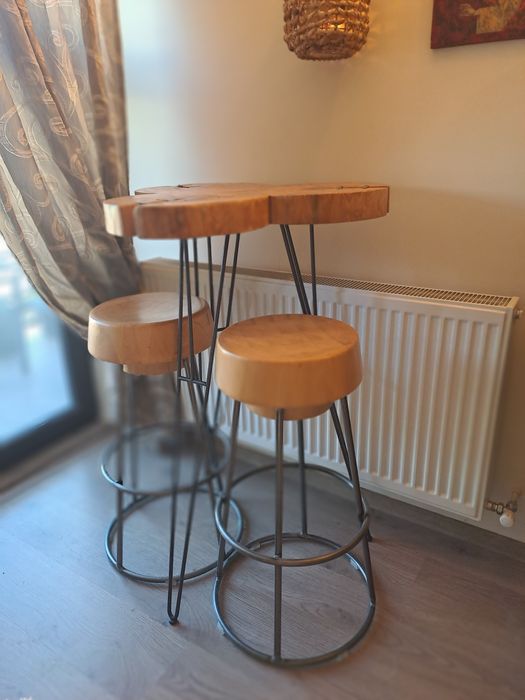 Vând masa înaltă cu scaune(set bar) Kare din lemn natural