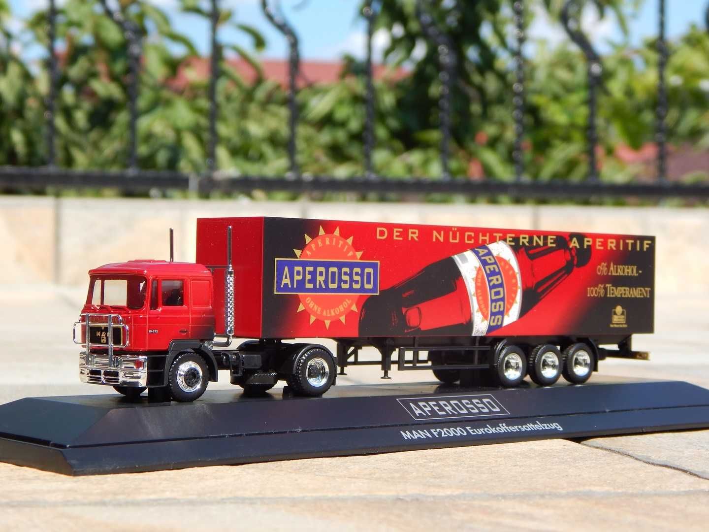 Macheta camion tir MAN F2000 19-372 Aperosso sc 1:87 Herpa + vitrina