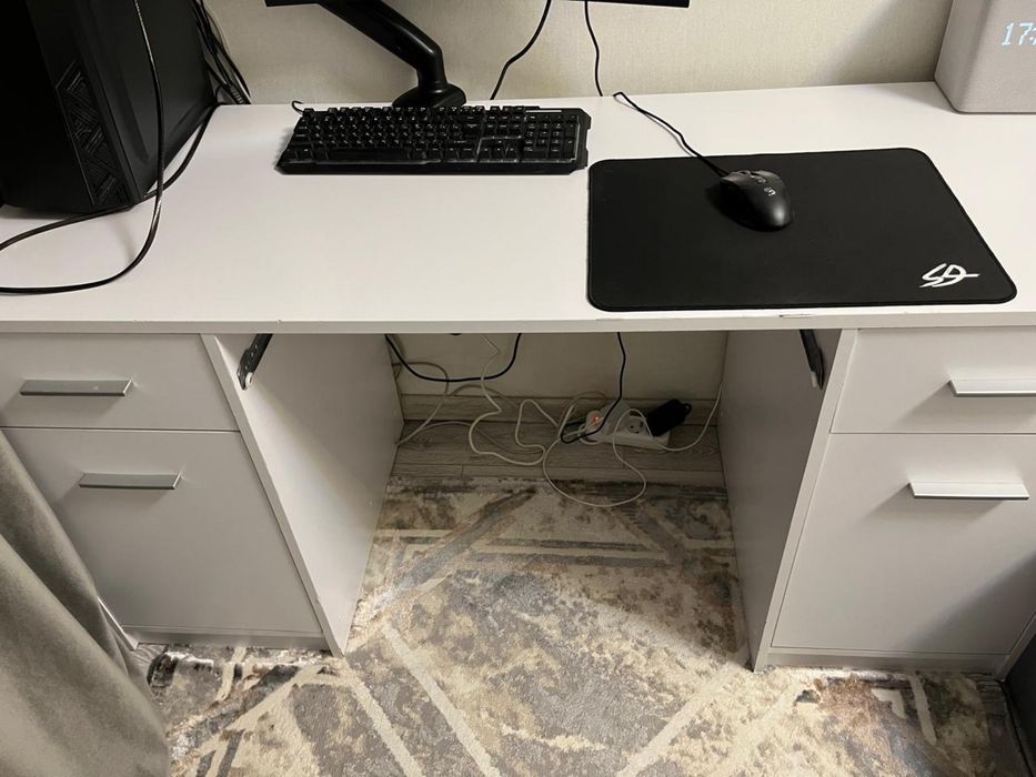 продам письменный стол,  в хорошем состоянии