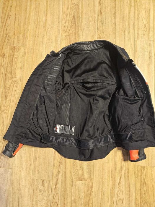 Vand geaca moto piele DAINESE Veloster, Marime 50, Pret 690 lei