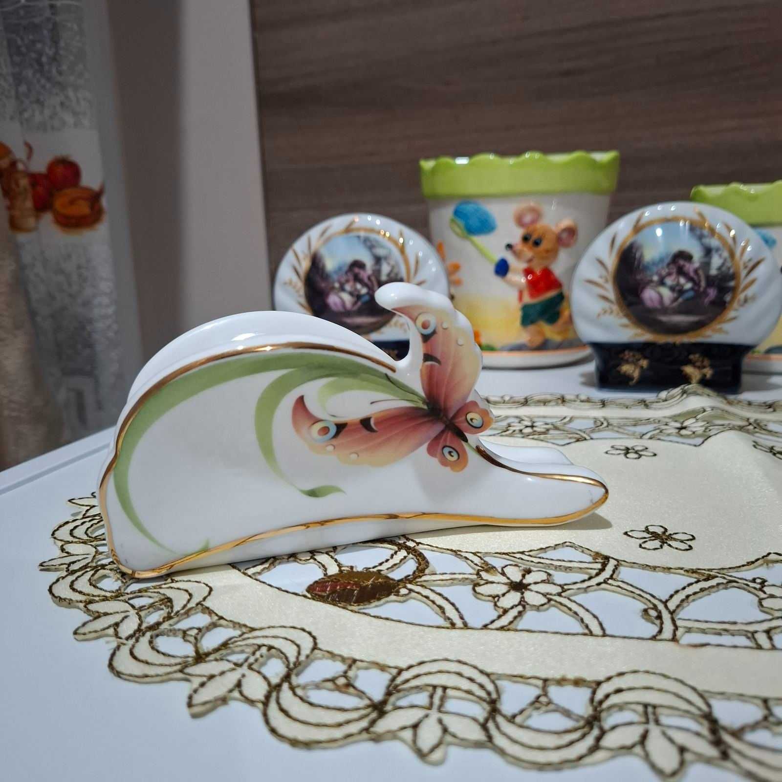 Различни модели порцеланови солници, салфетници и пепелници