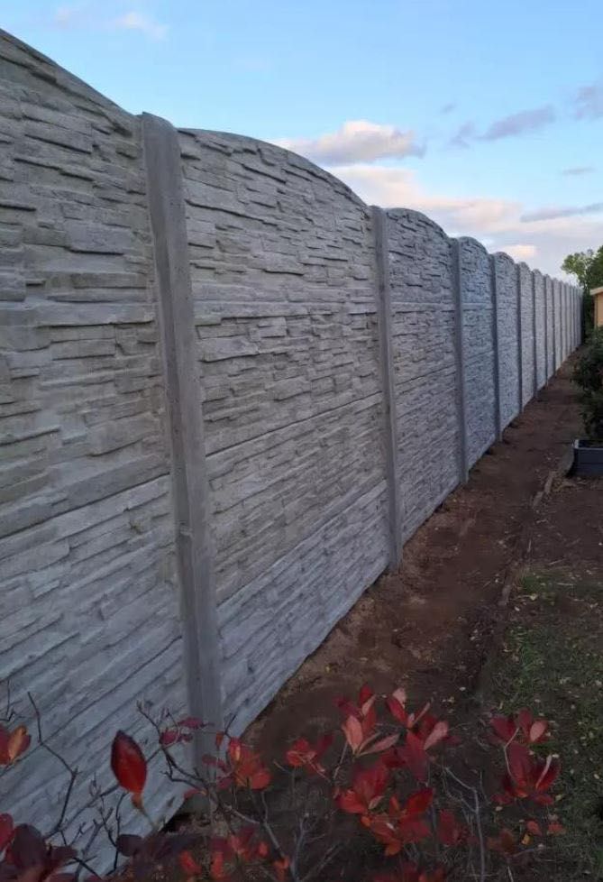 Gard din beton armat din stoc sau pe comanda placi de gard stâlpi