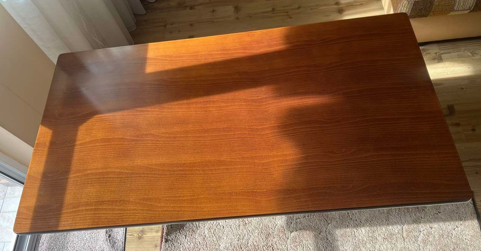 Дървена маса с метален кант