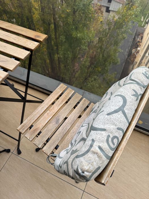 Set masa Ikea cu 2 scaune si perne (model Tarno)