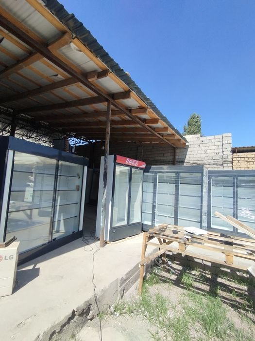 Xaladelnik vitrinniy