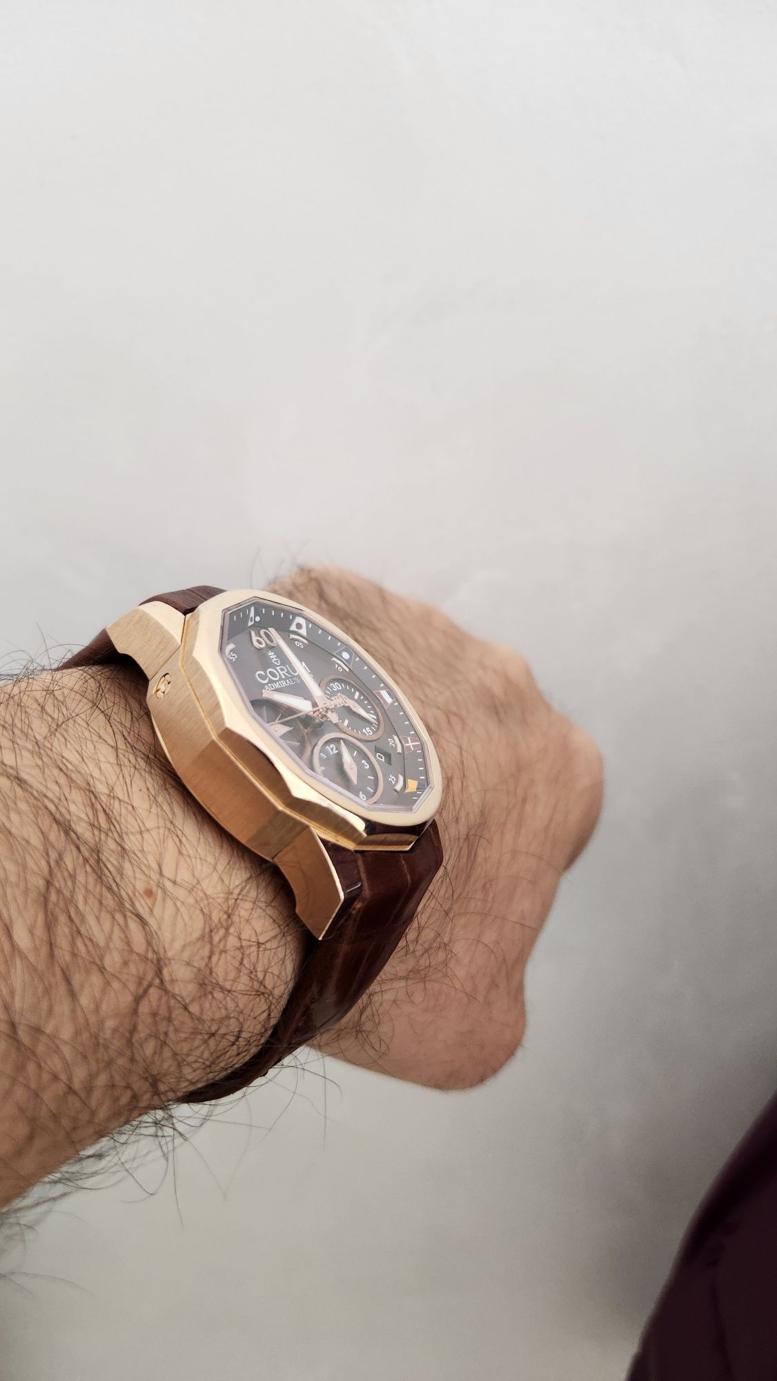 Швейцарские золотые часы Corum!