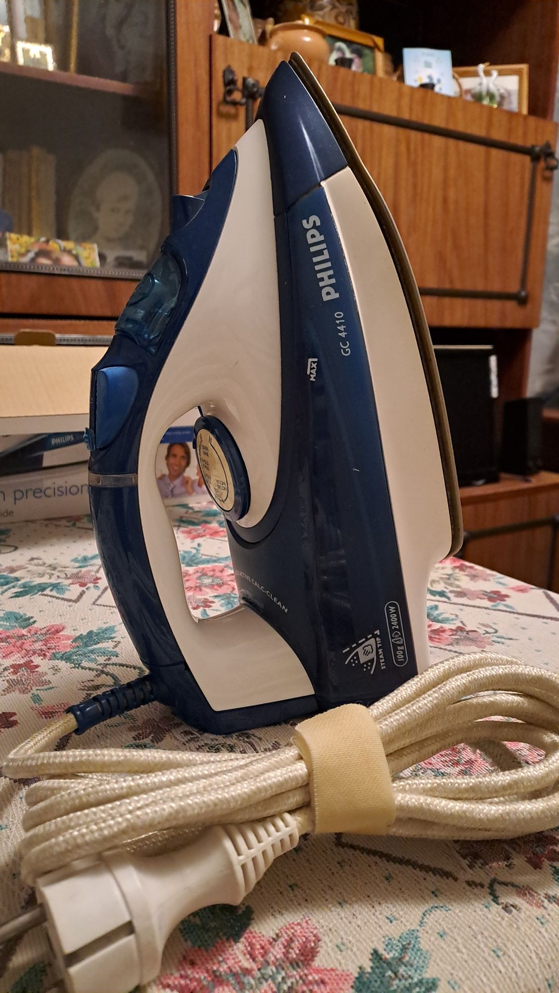 Утюг Philips 2007 года.