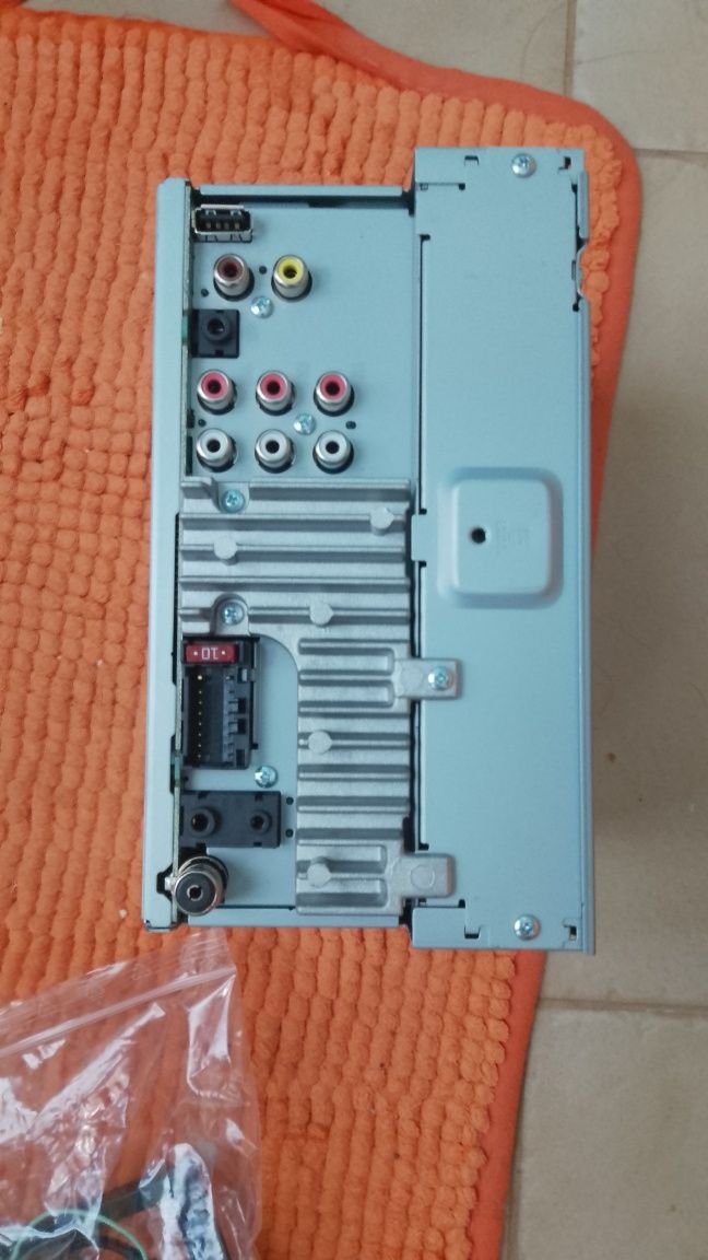 мултимедия Pioneer AVH-A210BT и FH-S820dab