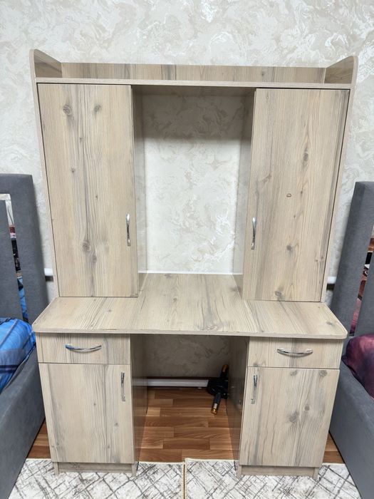 Продам стол со шкафчиками