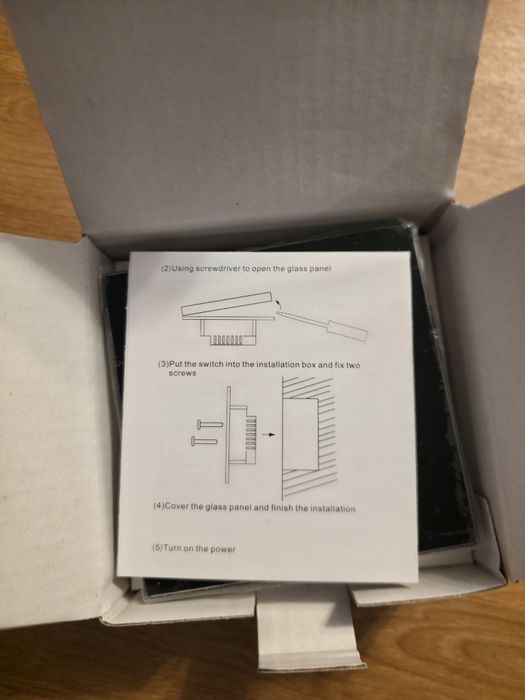 Întrerupător Smart cu Touch și Wi-Fi
Design elegant din sticlă