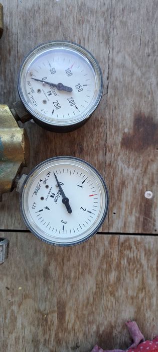 Reductor de argon si heliu cu supapa