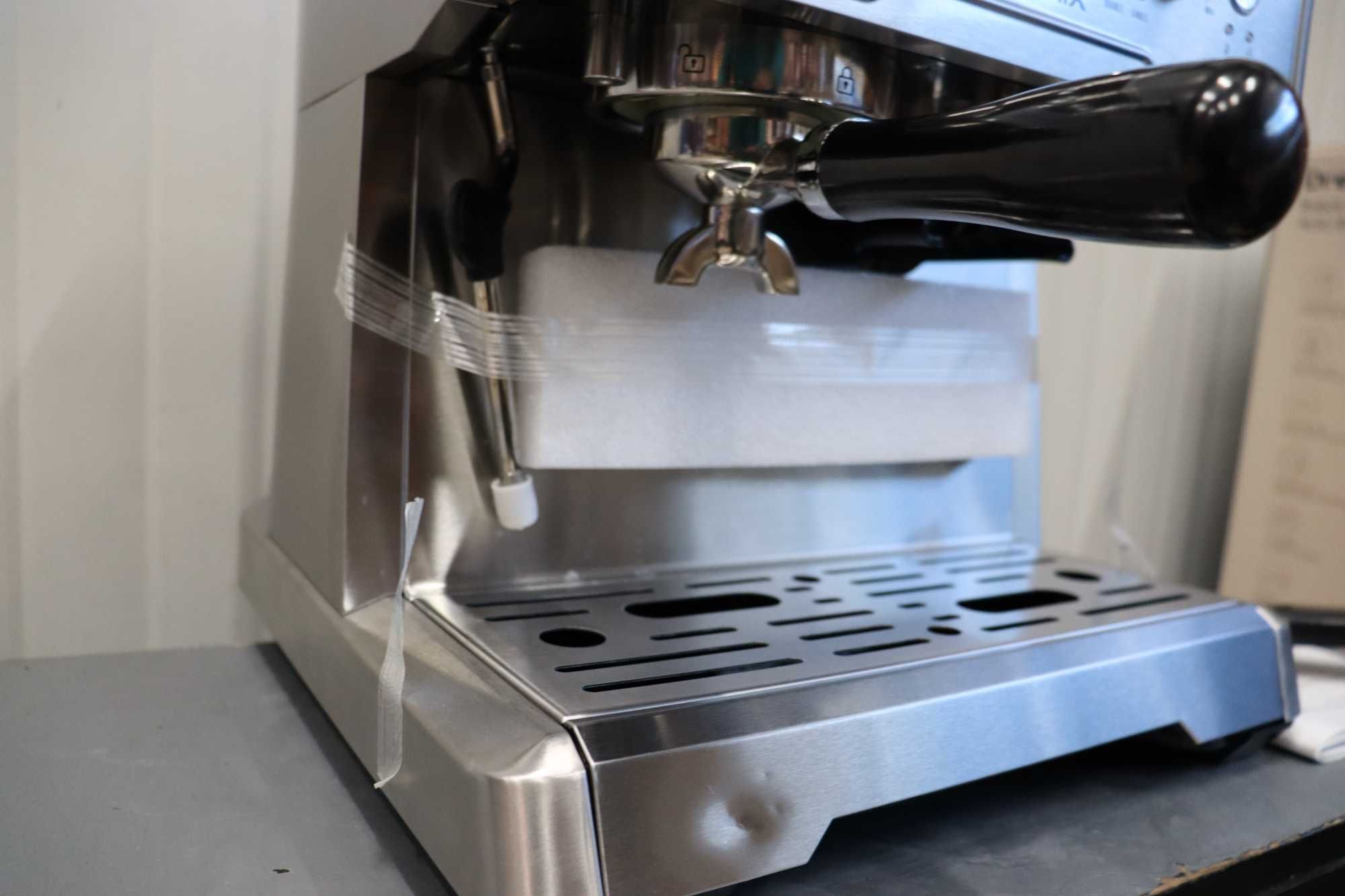 Кафемашина Reemix, 20Bar, вградена мелачка и разпенител за мляко,1350W