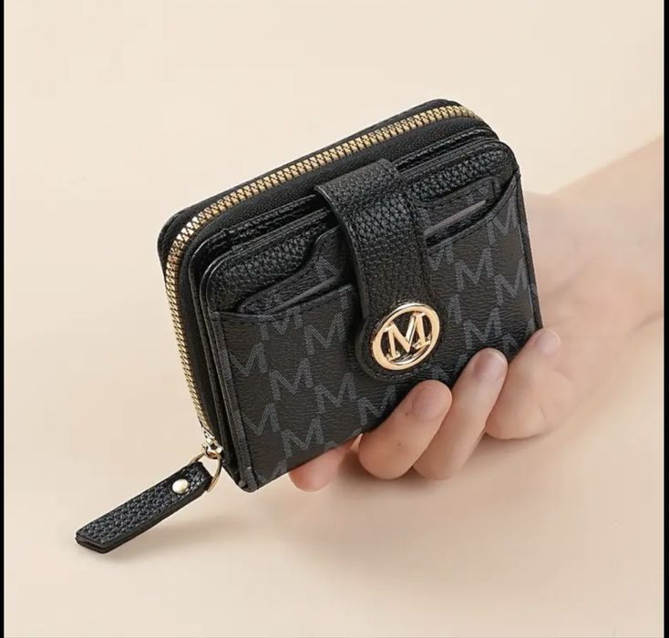 Малък дамски портфейл