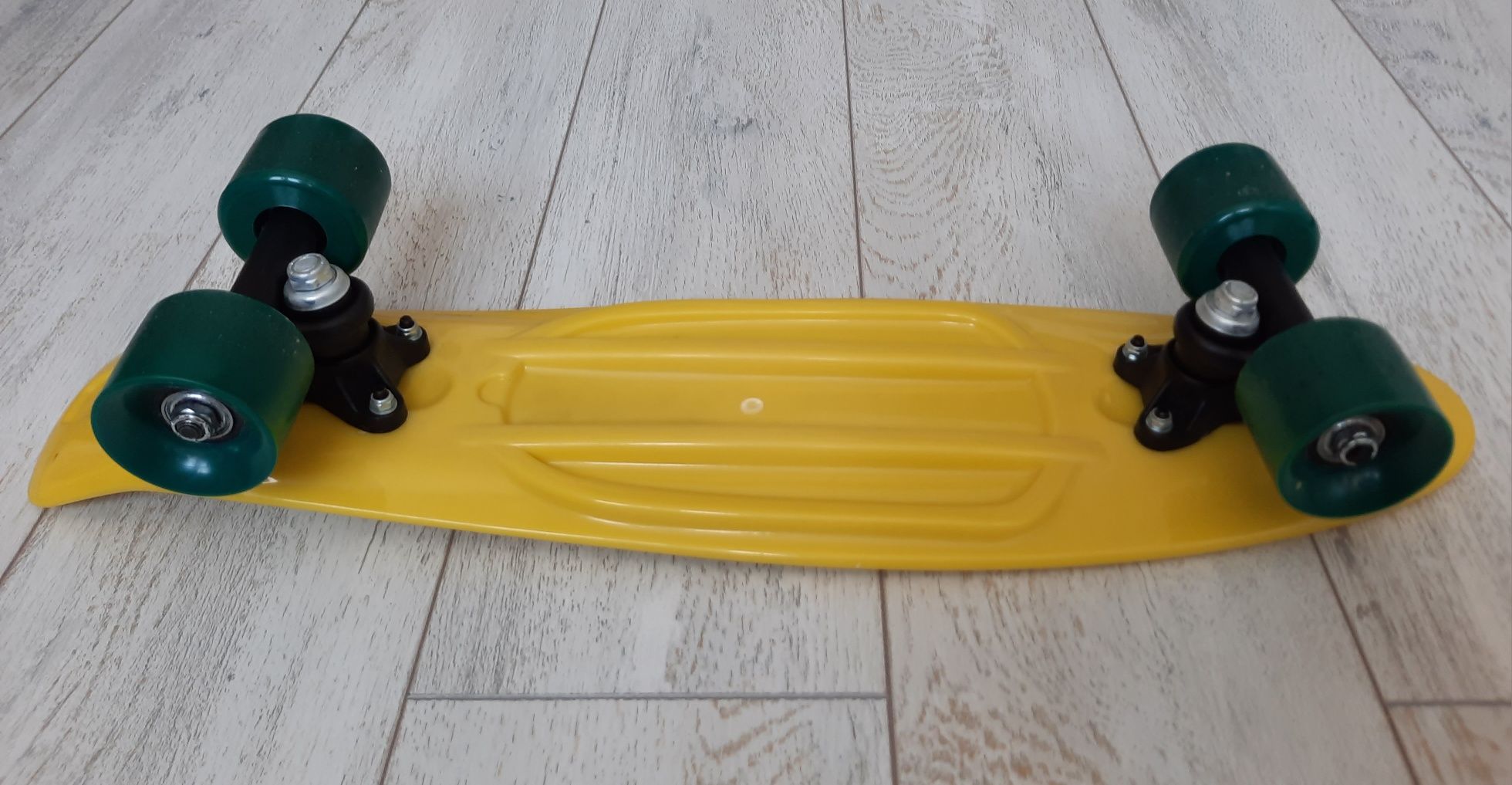 Skateboard copii galben cu roti verzi