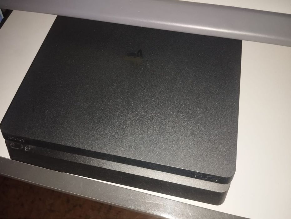 PlayStation 4. Не сломан, с двумя джойстиками