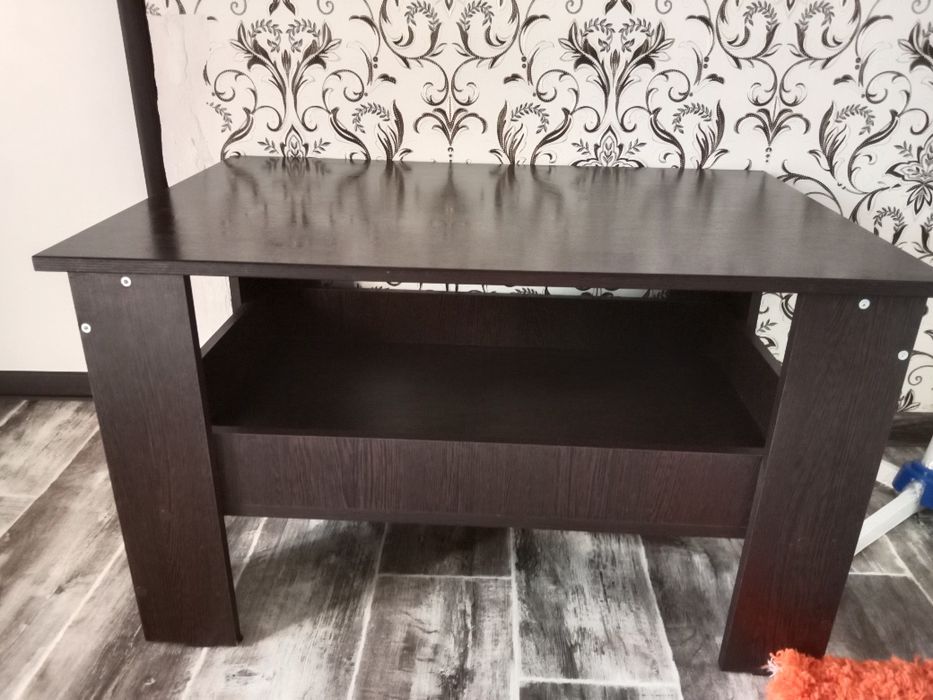 стол,в хорошем состоянии есть один минус на фото я покозала