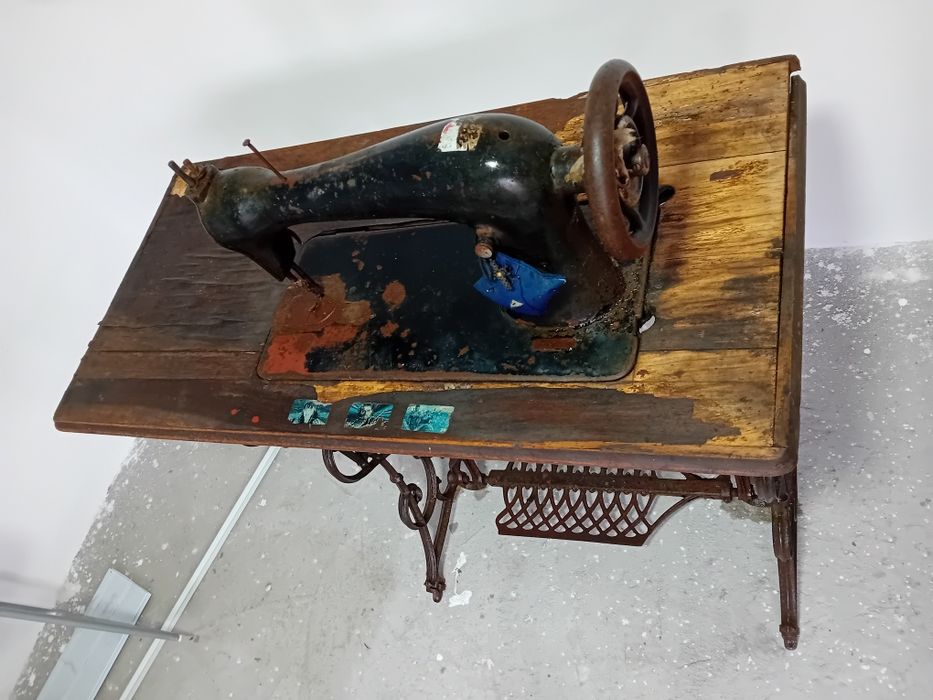 Vând mașină de cusut veche