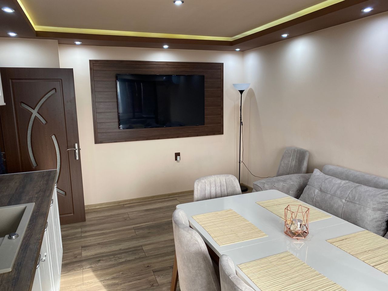 Дава се под наем Двустаен апартамент в Ямбол, Аврен - 57 кв.м за 357 € - Снимка #1