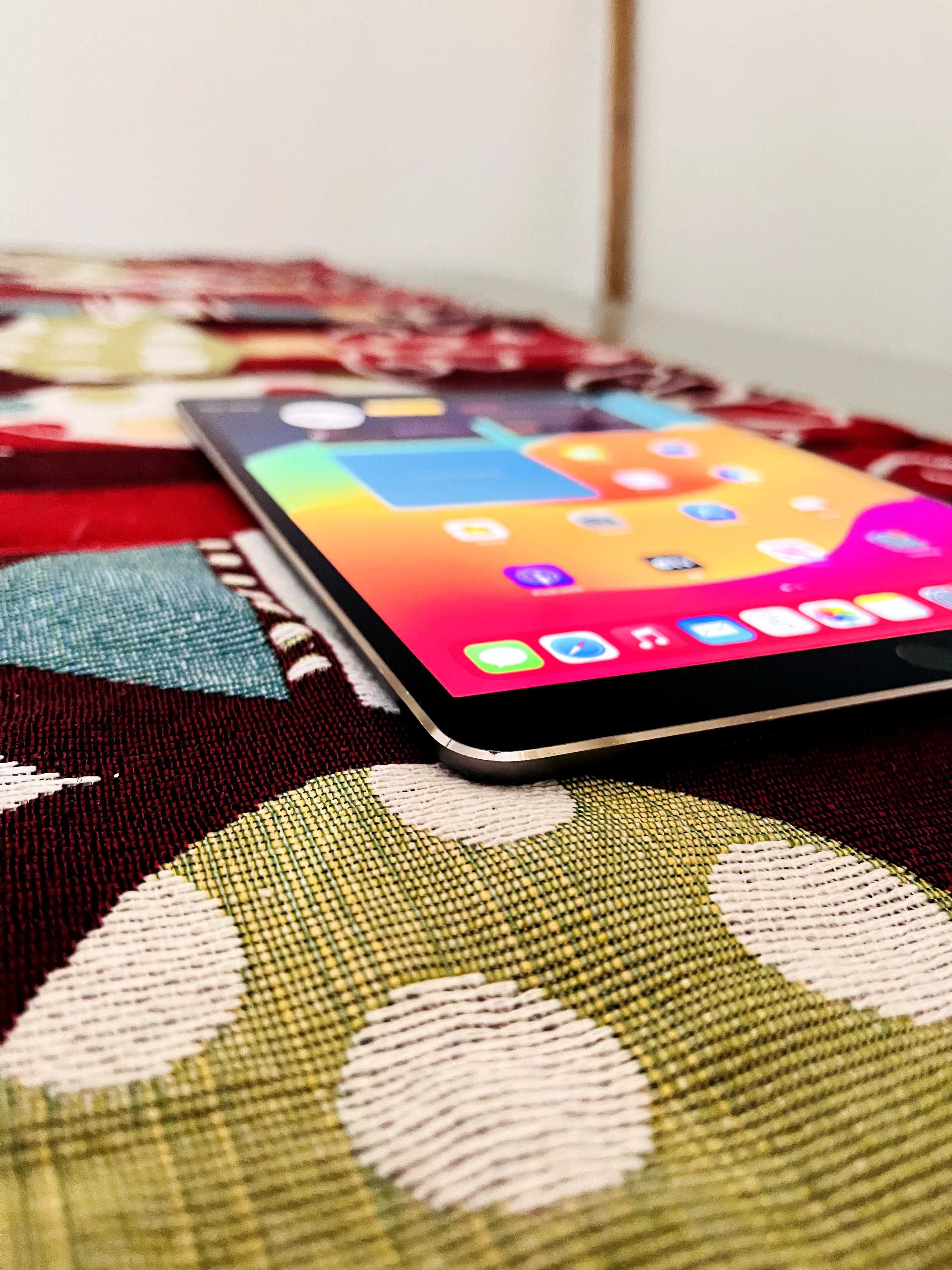 iPad Pro 1st Gen - A1709 64GB, 10.5in Space Gray - Перфектен