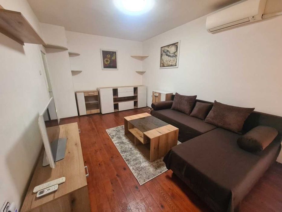 Тристаен апартамент във Въстанически