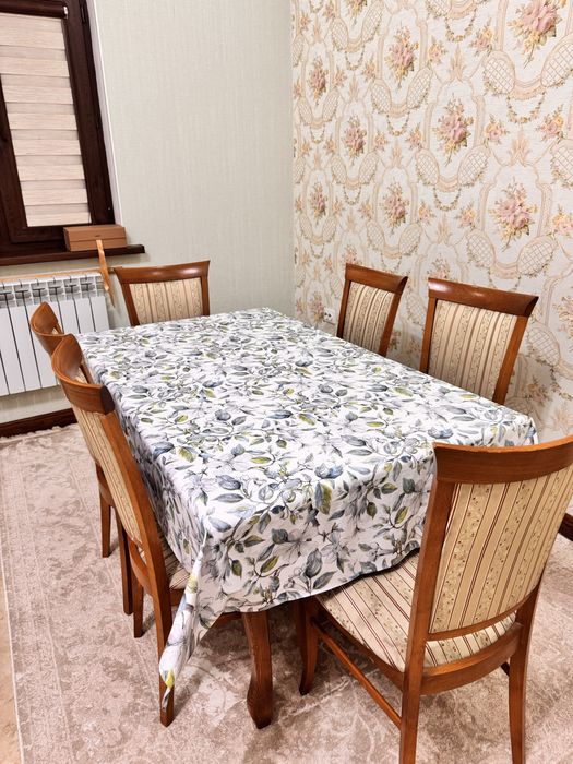 Стол и стулья.