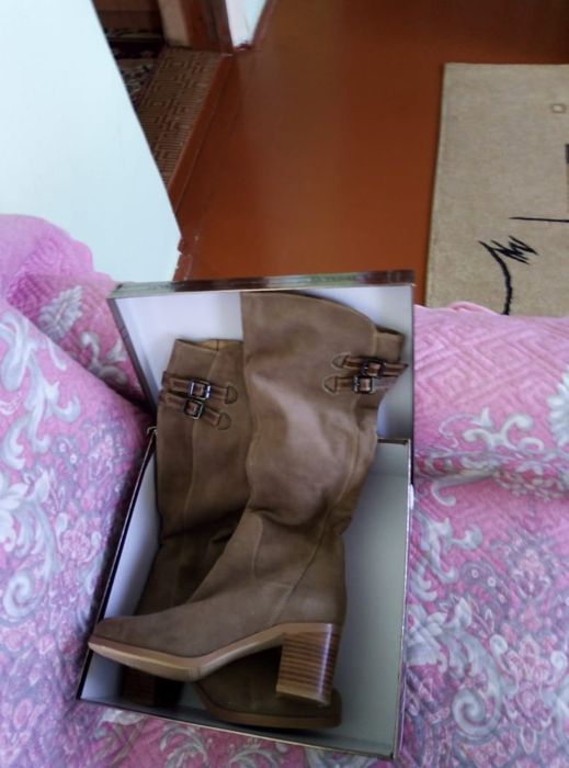 Продам натуральные замшевые сапоги.