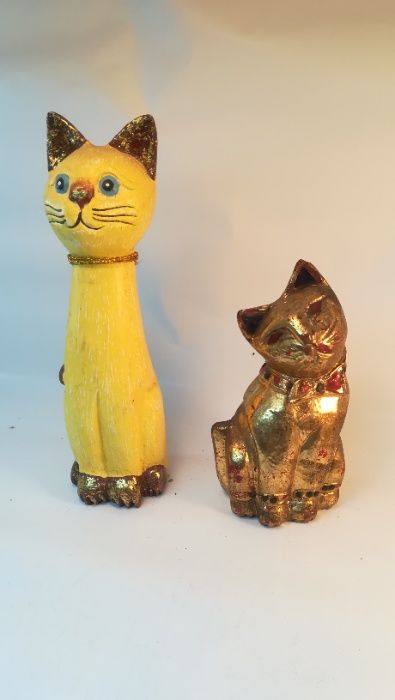 Дървени фигури на котки