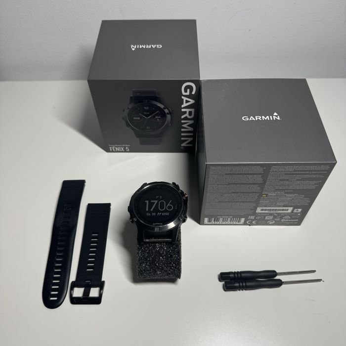Garmin Fenix 5 •