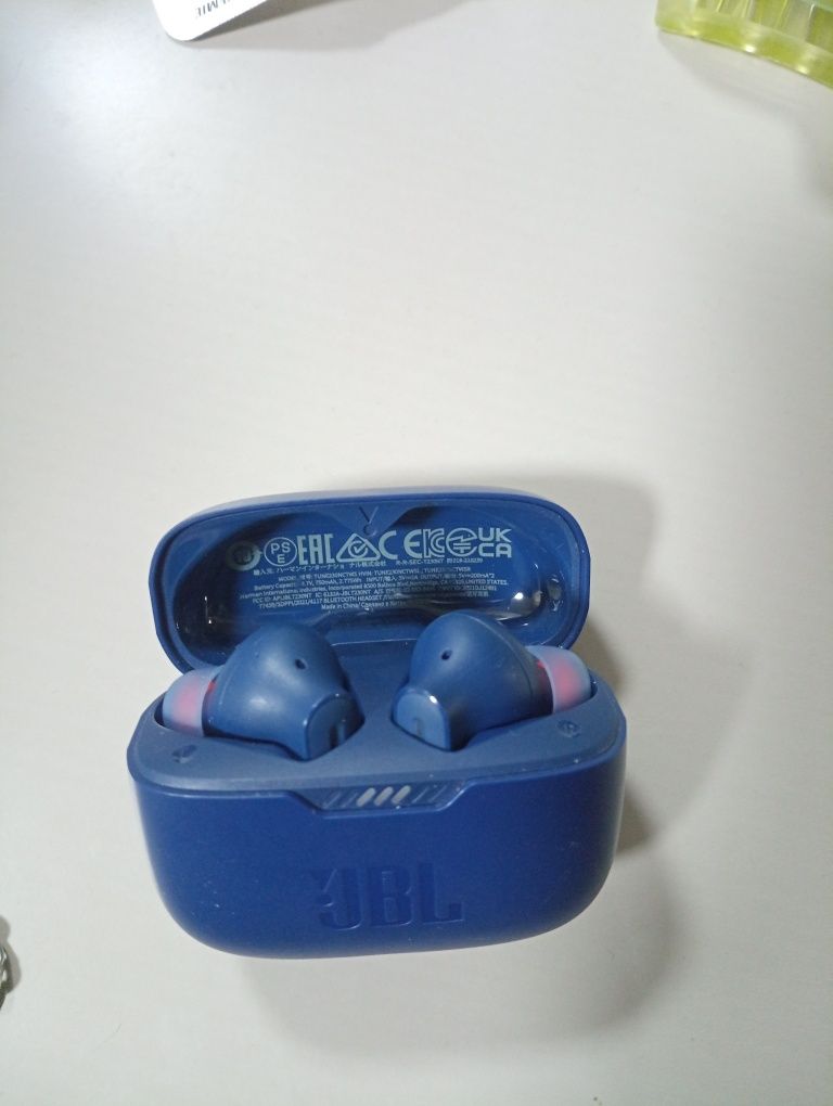 Наушники JBL бомбовые, звукоизоляция бомбовая , состояние отличное !!!