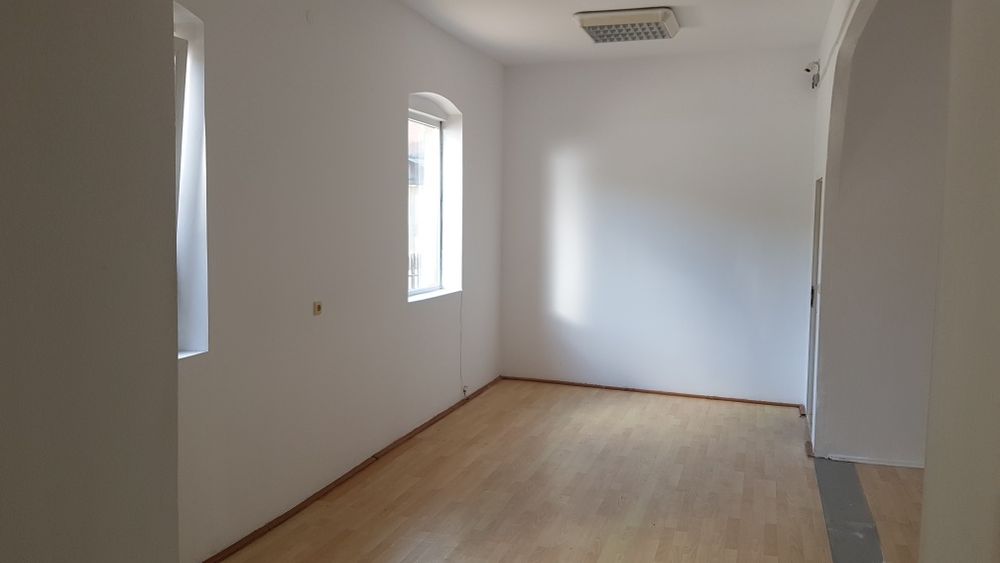 Casa din caramida si curte