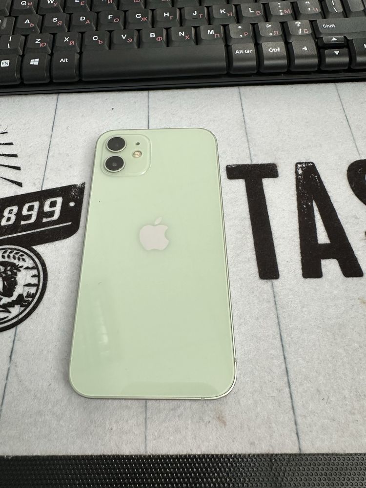 Iphone 12 - запазен без следи от употреба
