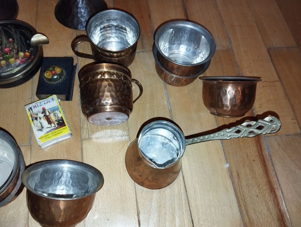 Медни чаши, джезвета и месингови свещници, медна захарница