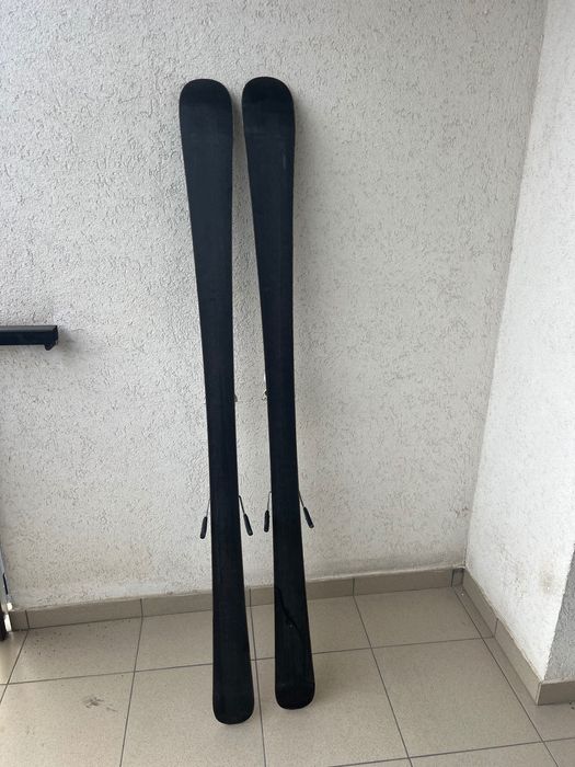 De vânzare sunt schiuri superbe cu cap de 154 cm.